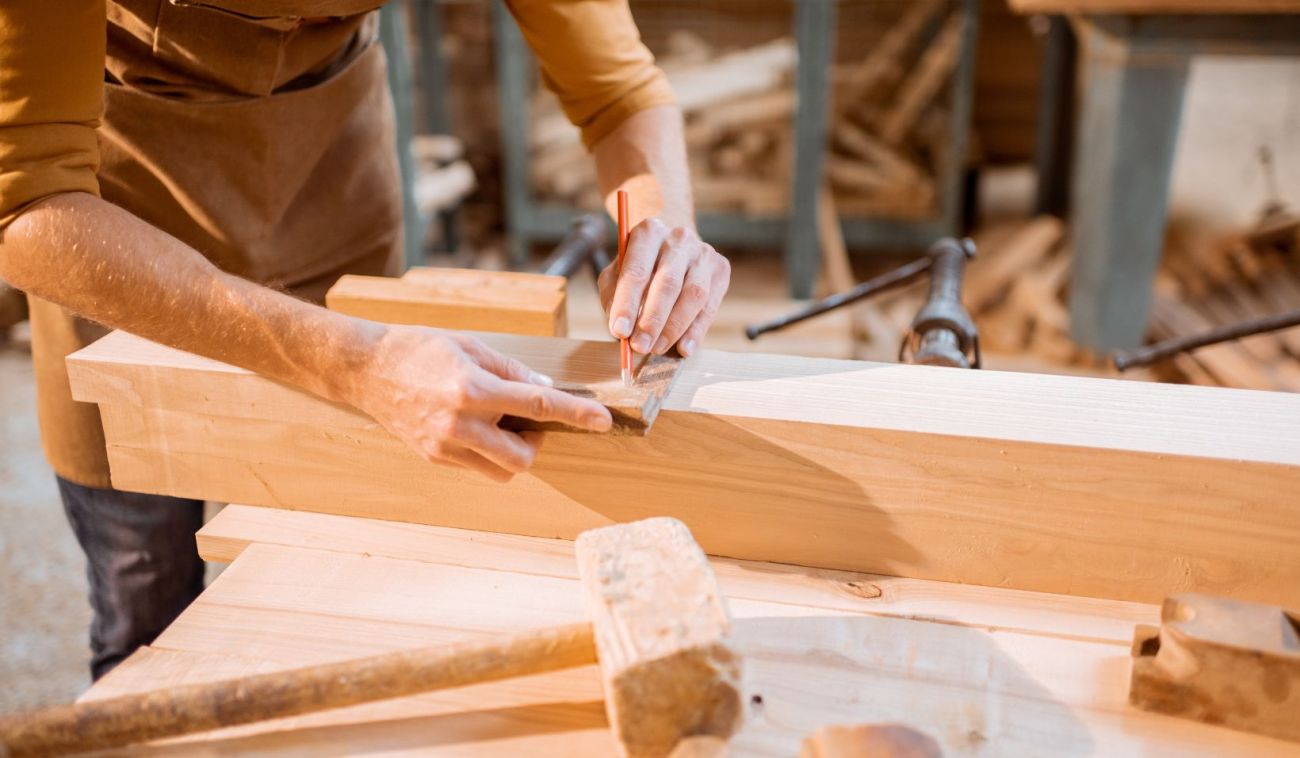 Lavorazione del legno nella Manifattura Artistica